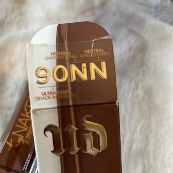 Urban Decay Stay Naked Weightless Foundation - Picture 3 of 3